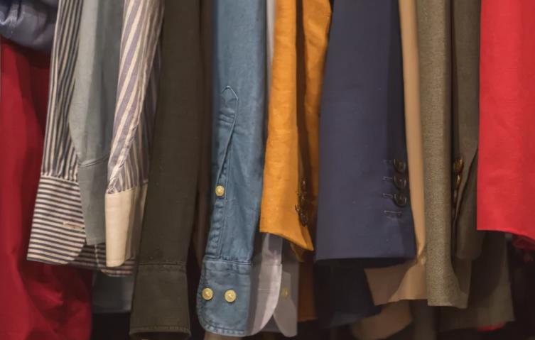 别把旧衣服当垃圾扔了!这里有免费上门回收,还有现金红包领